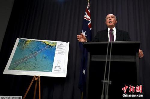 资料图：澳大利亚副总理沃伦·特拉斯介绍马航MH370航班搜寻行动的进展。