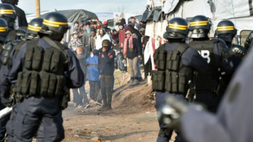 当局出动了数十名防暴警察，并逮捕了至少1名难民。 