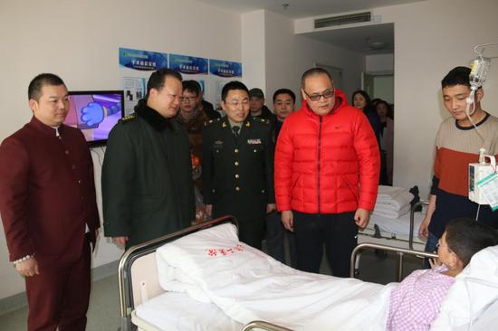 姬军生院长（左二）、俆镱轩（左四）、吴宗霖（左一）在医院其他领导陪同下看望包虫病患者