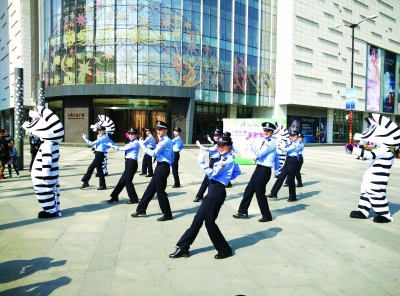 武汉警察街头扮斑马跳街舞