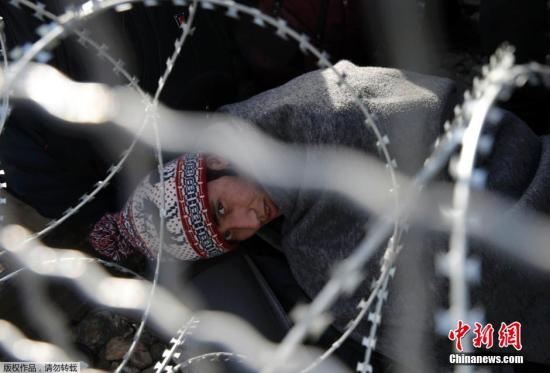 许多难民被困在了在希腊与马其顿的边界。希腊警方23日出动车辆从边境地区接回千余名阿富汗难民，这些难民将被临时安置在首都雅典。