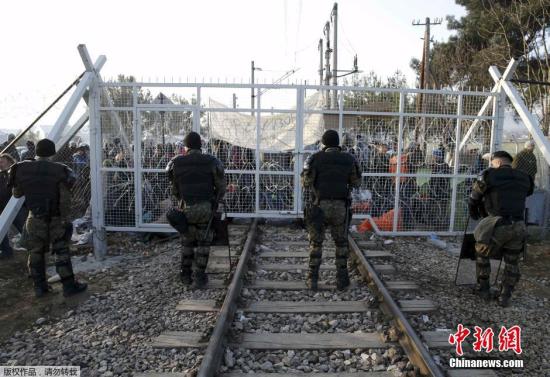 2月24日消息，近日，欧洲多国继续采取一系列措施，加强控制难民涌入。而数以千计难民由于路途受阻，被困在希腊。图为希腊-马其顿边界，马其顿警察严防难民涌入。