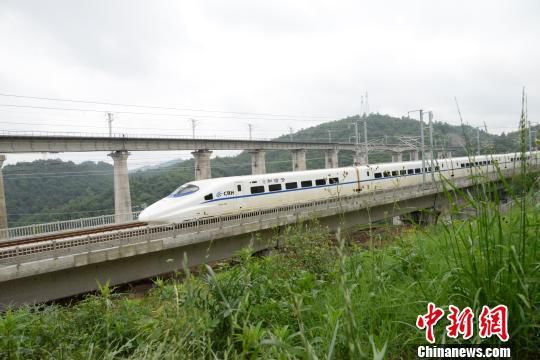 资料图：2015年，沪昆高铁贵州东段开通。刘坤 摄