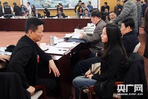 阎维文接受央广网娱乐记者的采访（央广网记者杨晓凡摄）