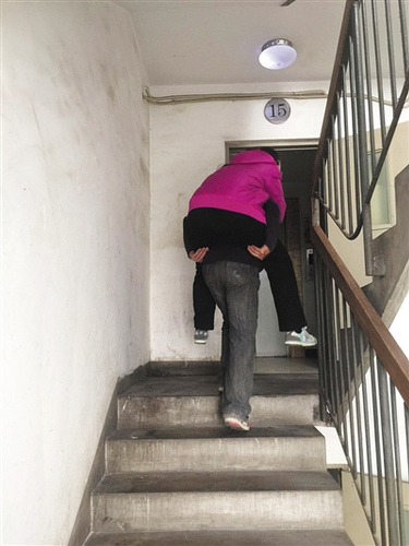 北京一19层楼电梯停运一个月老人上下楼雇人背