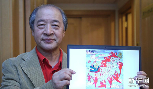 3月4日,全国政协委员王书平展示自己农民学生李兆川的作品。65岁的李兆川创作的《女子舞龙迎奥运》获得了全国迎奥运农民画大赛的银奖