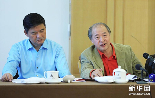 3月4日,全国政协委员王书平（右）在小组会议上提出要深化农村文化建设，以提升农民生活方式的文明化程度。