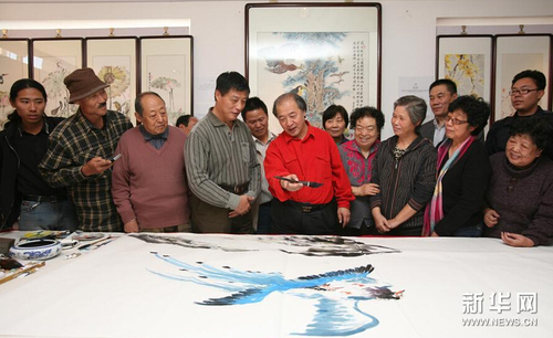 这是王书平（中）在天津市北辰区双街村的美术服务点指导农民学生绘画（2011年10月15日摄）。