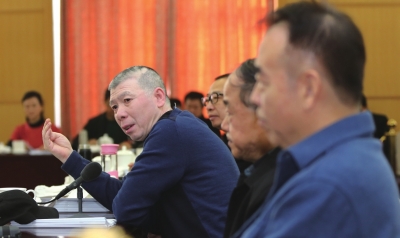 3月7日，全国政协委员冯小刚在小组会议中发言。新华社发