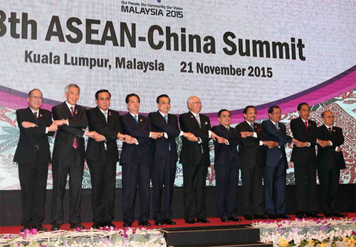 国务院总理李克强在马来西亚吉隆坡出席第十八次中国-东盟（10+1）领导人会议并发表讲话。这是与会领导人集体合影。新华社记者 刘卫兵 摄