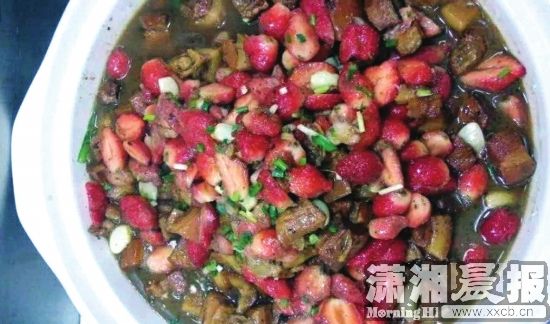 湖南大学食堂推新菜草莓红烧肉半小时被抢光（图）