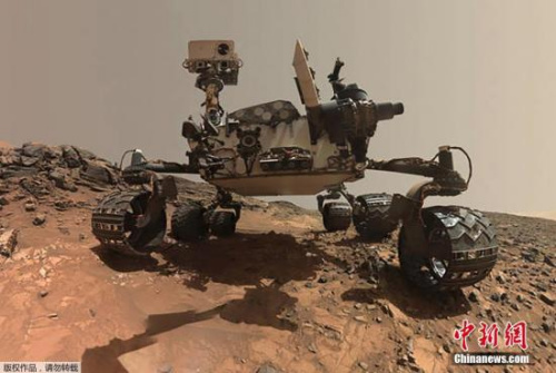 资料图：“好奇号”火星探测器晒自拍 与火星岩石合影。