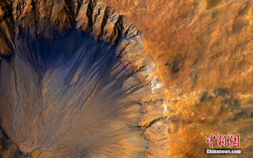 资料图：火星侦察轨道器拍到的火星陨石坑。