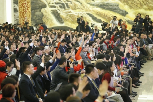 新华社照片，北京，2016年3月16日 
    李克强总理与中外记者见面 
    3月16日，国务院总理李克强在北京人民大会堂与中外记者见面，并回答记者提问。这是记者在会上举手提问。
    新华社记者 鞠鹏 摄

