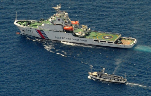 中国海警船南海对峙菲船