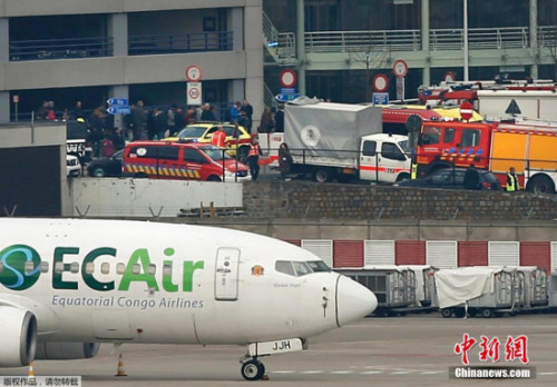 布鲁塞尔机场。媒体称，爆炸发生在机场出发大厅。布鲁塞尔机场所有航班因爆炸取消。