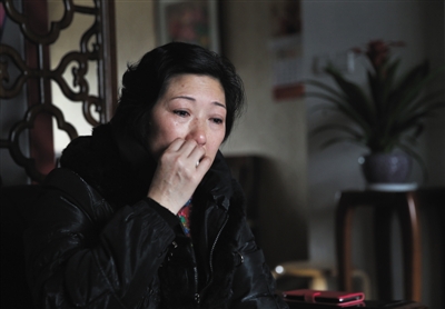 3月18日，出狱后的“南京虐童”母亲李征琴，在自己家中向记者讲述自己与养子的故事。A14-A15版摄影/新京报记者 尹亚飞