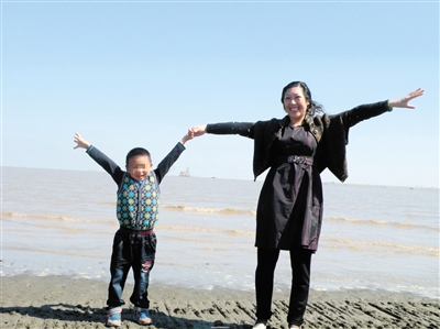 “南京虐童案”母亲李征琴与养子小宝的合影照片。