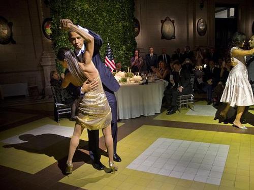 奥巴马出席阿根廷国宴即席跳探戈 舞姿“有点僵”
