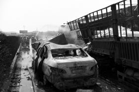 3月27日，京港澳高速（G4）长潭段北往南方向1530公里处，五车相撞起火，消防人员正