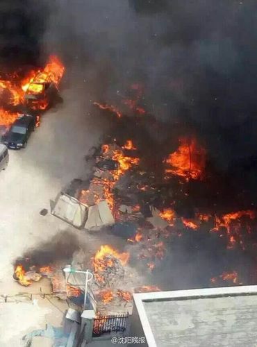 沈阳东贸沈铁家园发生火灾 数量汽车被点燃
