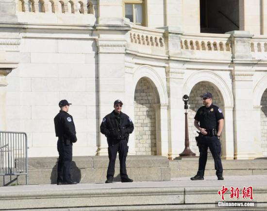 当地时间3月22日，在比利时布鲁塞尔发生爆炸案后，华盛顿国会山警局表示将继续保持警戒和巡逻。该警局还提醒公众，发现可疑情况及时报告。图为正在国会山执勤的警员。 <a target='_blank' href='http://www.chinanews.com/'>中新社</a>记者 刁海洋 摄