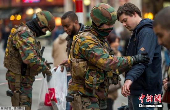 当地时间2016年3月24日，比利时布鲁塞尔，警察对进入地铁站的乘客进行安检。