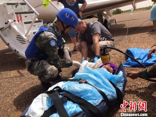 抢救小组紧急开辟“空中救护走廊”转运受伤维和官兵。　张铁梁 摄