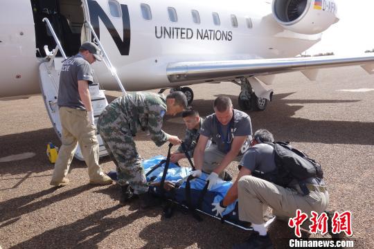 抢救小组紧急开辟“空中救护走廊”转运受伤维和官兵。　张铁梁 摄