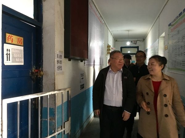 李文忠在织金县三甲街道卫生院考察基层医院设施，右为该卫生院院长王启娟。
