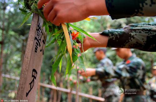 瑞丽边防大队江桥警犬复训基地的官兵在悼念“警犬战友”，敬献花环。