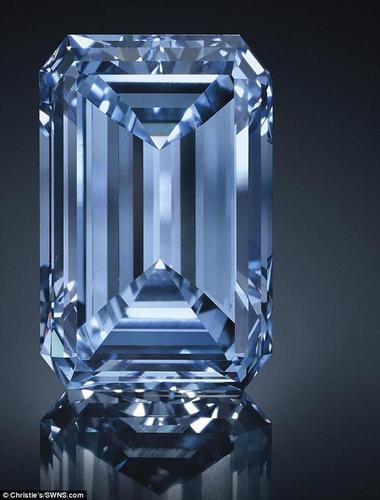 据《每日邮报》报道，一颗重达14.62克拉的蓝钻下月将亮相佳士得拍卖行，这是全球获拍卖的最大颗蓝钻，估价3100万英镑（人民币2.87亿）。
