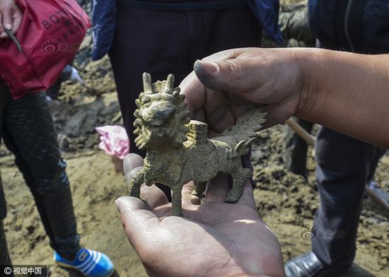 2016年3月31日，中国大运河河南滑县段（现称卫河）断流清淤，文物收藏爱好者在挖宝现场买到的铜麒麟。