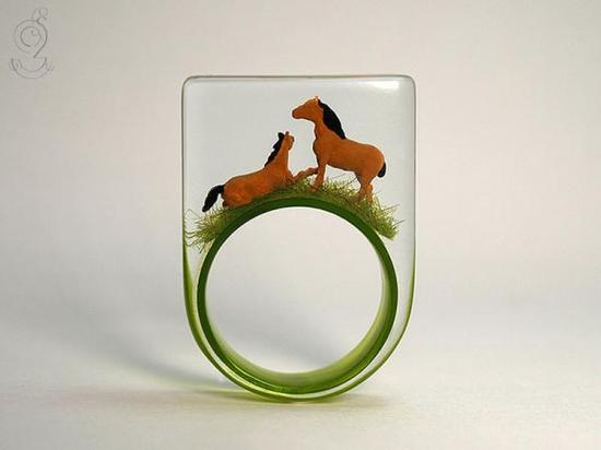 一枚小小的戒指也可以容下草原和骏马