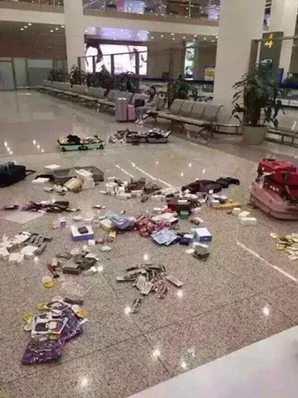 图说：昨天晚间，朋友圈里流传“浦东机场到处是不愿加税而弃置的商品”。网络图