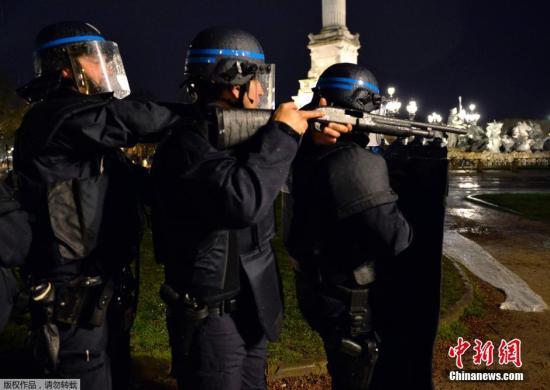 当地时间2016年4月4日，法国波尔多，法国警察在“球迷区”参加模拟恐袭演习，备战2016年法国欧洲杯安保。