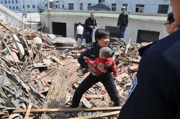 上海一房屋倒塌 两人送医