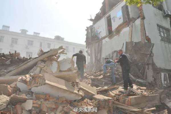 上海一房屋倒塌 两人送医2