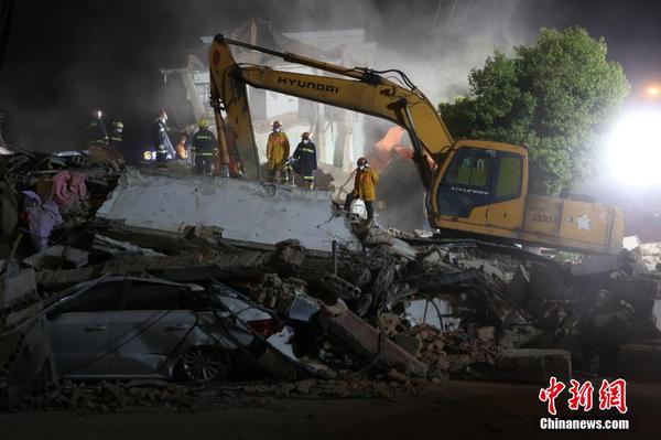 上海松江佘山一幢3层房屋坍塌 救援人员全力搜救4