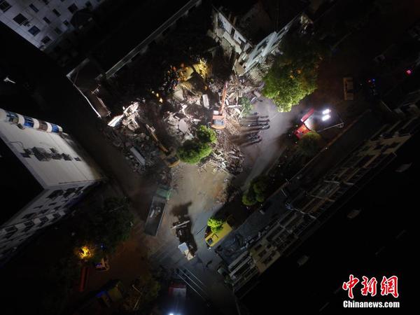 上海松江佘山一幢3层房屋坍塌 救援人员全力搜救5