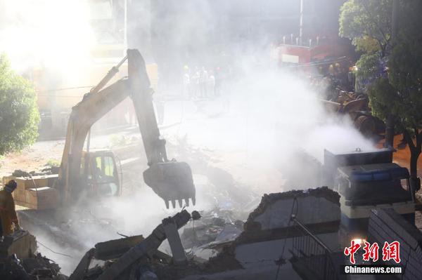 上海松江佘山一幢3层房屋坍塌 救援人员全力搜救8