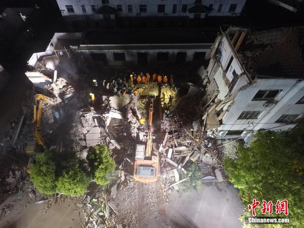 上海松江佘山一幢3层房屋坍塌 救援人员全力搜救3