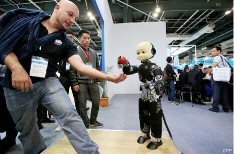 p43-2015 年 4 月 23 日，以“创新驱动发展，保护知识产权，促进技术贸易”为主题的第三届中国(上海)国际技术进出口交易会在上海世博展览馆开幕。图为意大利的 iCub 机器人。