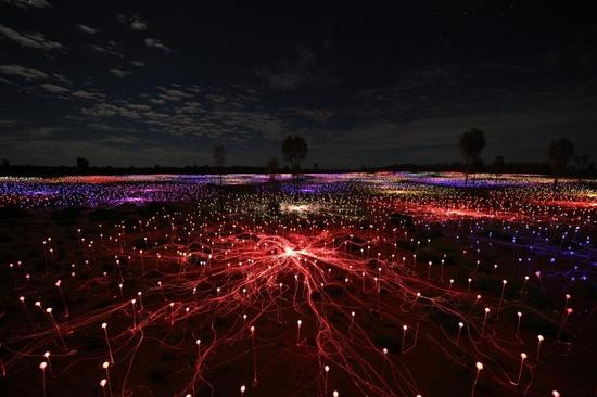 　　艺术家布鲁斯·芒罗以其灯光艺术作品而闻名。据PBS报道，他最新的作品“光之境（Field of Light）”诞生于澳大利亚内陆沙洲，临近乌卢鲁。