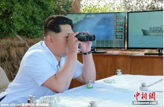 当地时间2015年6月15日，据朝中社报道，朝鲜最高领导人金正恩近日观看朝鲜海军进行反舰火箭试射训练。 图片来源：东方IC 版权作品 请勿转载