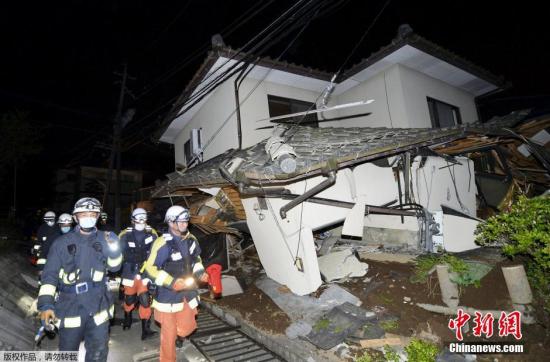 受地震影响，熊本县约1.6万户居民家中停电。为确保安全，熊本市暂停向市内4600户居民供应燃气。