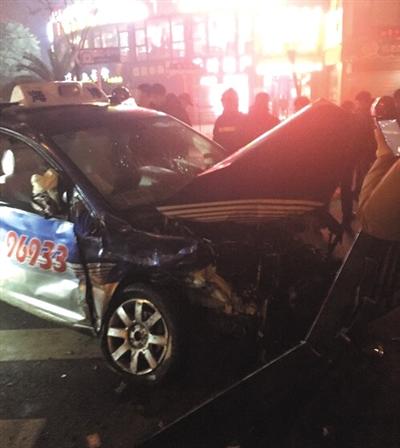 资料图：上海超跑撞车5人伤，肇事方有人直播飙车实况。该图片系《新京报》报道此事时刊载的网络截图。