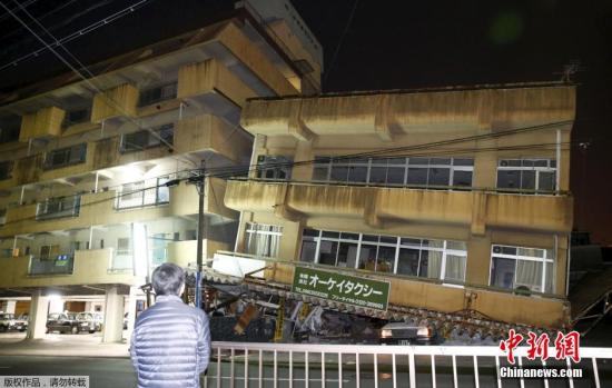熊本县的一座居民楼整个发生倾斜倒塌。