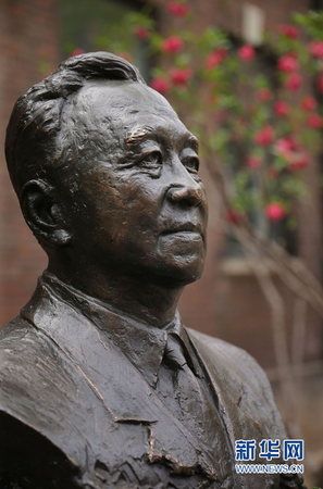 ４月１５日拍摄的天津耀华中学内的梁思礼铜像。新华网发（总汇 摄）