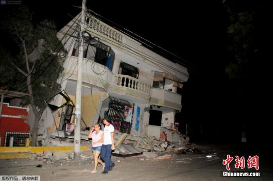 当地时间2016年4月16日，厄瓜多尔佩德纳莱斯地区发生的7.8级地震目前已导致至少数十人遇难。据此前报道，厄瓜多尔首都基多震感强烈，楼群摇晃，市内大部分地区断电。附近国家秘鲁的北部和哥伦比亚也有震感。地震震中距离厄瓜多尔城市穆伊斯内南南东方向约27到28千米。